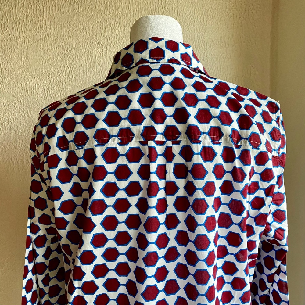 J. Crew cotton popover shirt in burgundy & blue hex pattern on white Size 6 - Picture 5 of 13